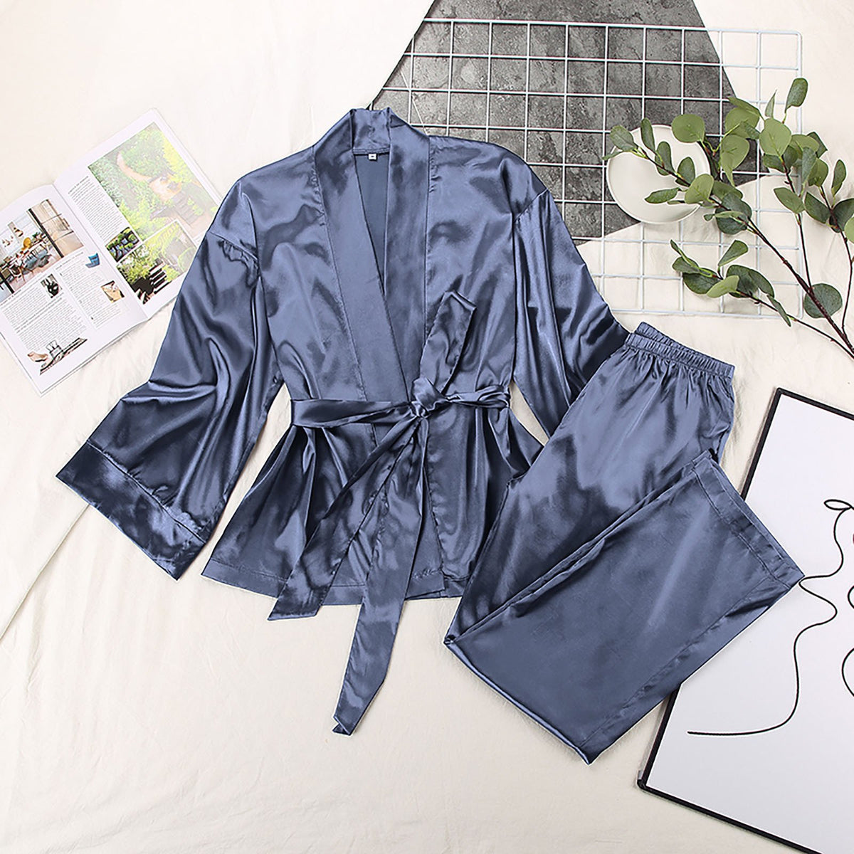 Ensemble Loungewear "Séréna" – Duo Peignoir Kimono & Pantalon Fluide en Satin Bleu Orage